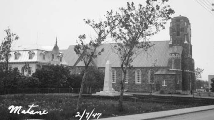 Une photo d'archives en noir et blanc de l'église. Il est inscrit au bas de la photo « Matane » ainsi que la date « 2 juillet 1947 ».