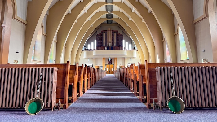 Intérieur de l'église Saint-Jérôme où on peut voir le plafond, l'orgue Casavant dans le fond de la salle, les bancs de l'église s'étirent jusqu'à l'Avant de l'image. Deux paniers pour récolter des dons situé sont situé en avant de l'image.