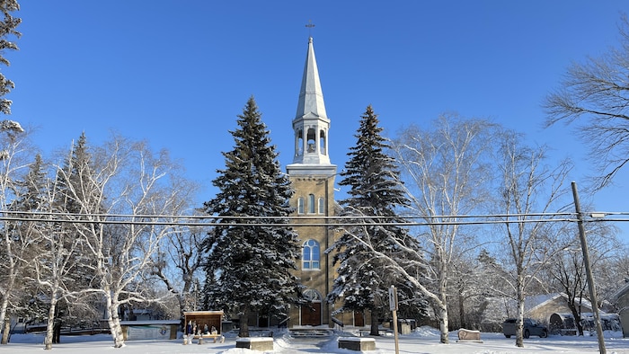 L'extérieur de l'église Saint-Joachim dans un paysage hivernal. Photo prise en décembre 2024.