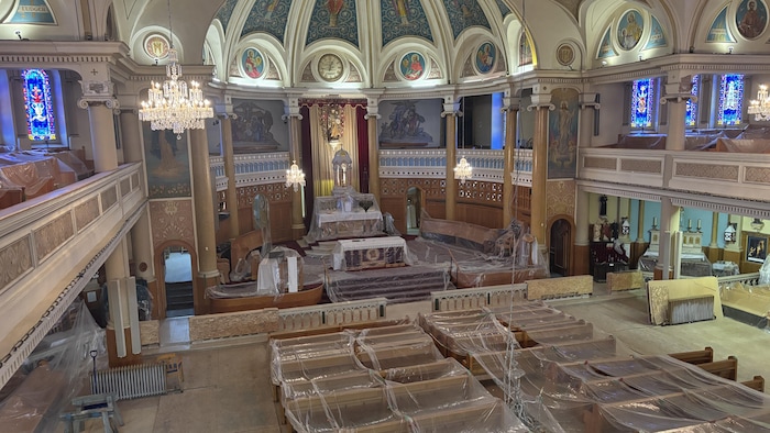 L'intérieur de l'église Saint-Joseph. Les bancs sont recouverts d'une pellicule plastique. 