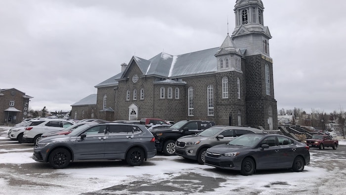 Le stationnement d'une église.