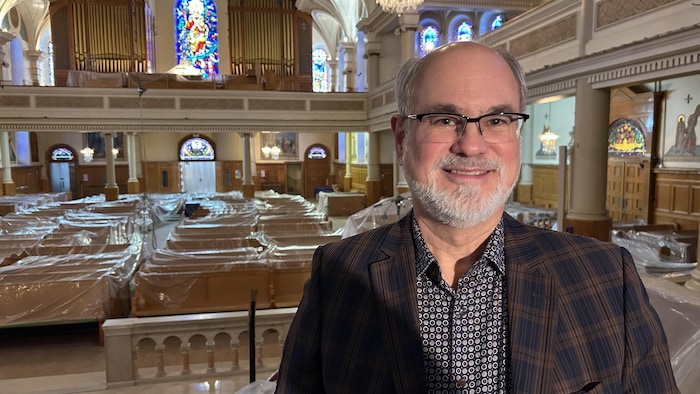 Marc Fournier prend la pose à l'église Saint-Joseph d'Alma. 