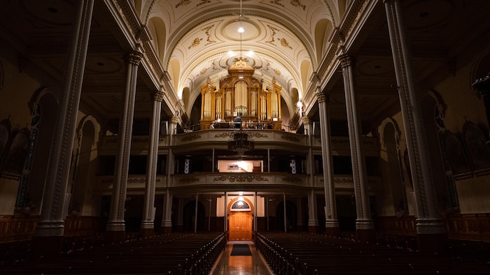 Une église vide avec un peu de lumière à l'intérieur.