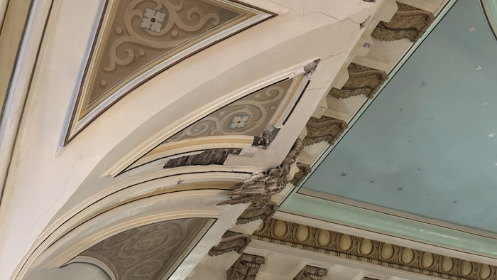 Les fissures sur le plafond de l'église. 