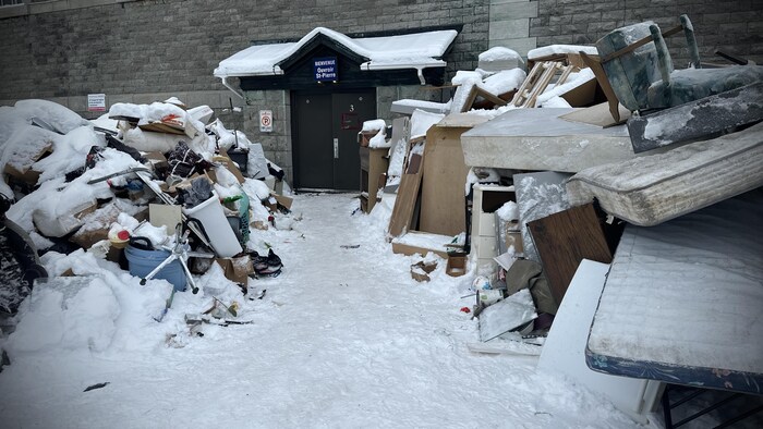 Des piles de déchets près d'une église.