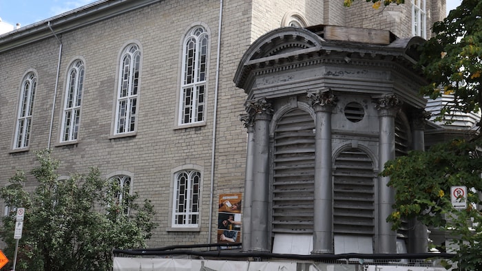 Une partie du clocher est toujours déposée sur le bord de la rue des Oblats.