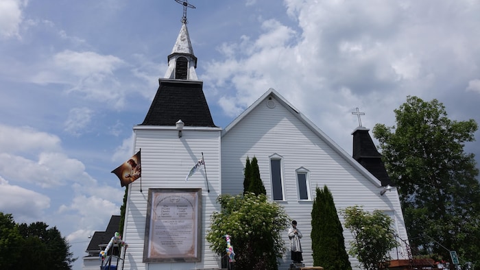 Église de Sait-Vianney avec une banderole pour le centenaire.