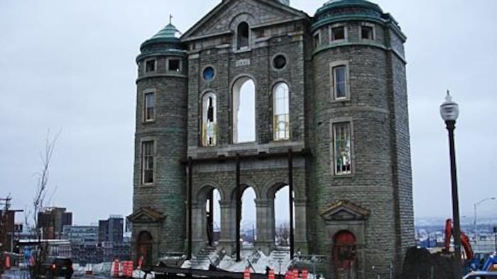 La façade de l'église Saint-Vincent-de-Paul, dans la côte d'Abraham, a été démolie en février 2010.