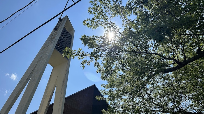 Le toit de l'église dans le soleil.