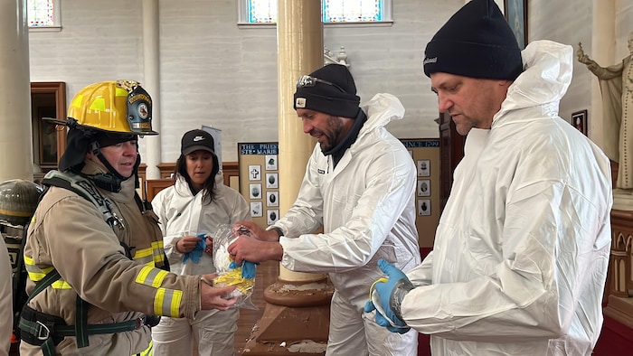 Des bénévoles en survêtement de plastique. 