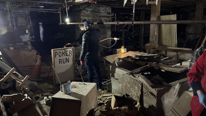 Un sous-sol rempli de divers objets.