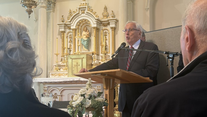 Le président de la nouvelle Fondation du patrimoine bâti victoriavillois s'adresse au public.