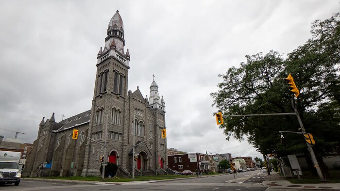 Une église vue de l'extérieur.