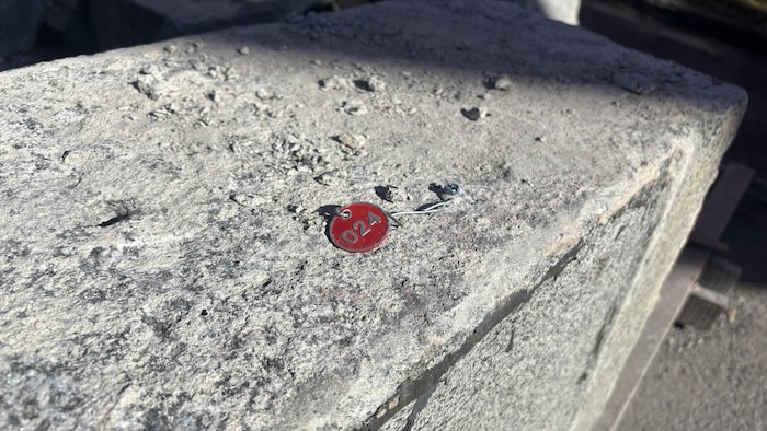 Une pierre de taille numérotée.