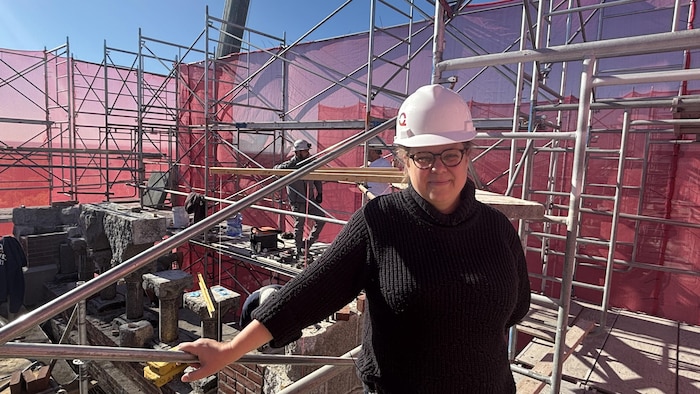L'architecte pose en haut du clocher.