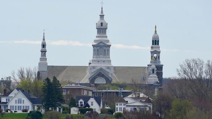 L'église et le centre-ville de Trois-Pistoles, au printemps.