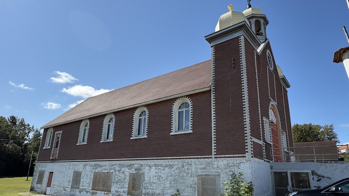 L'un des côtés de l'église ukrainienne de Val-d'Or, une vieille bâtisse briques brunes.