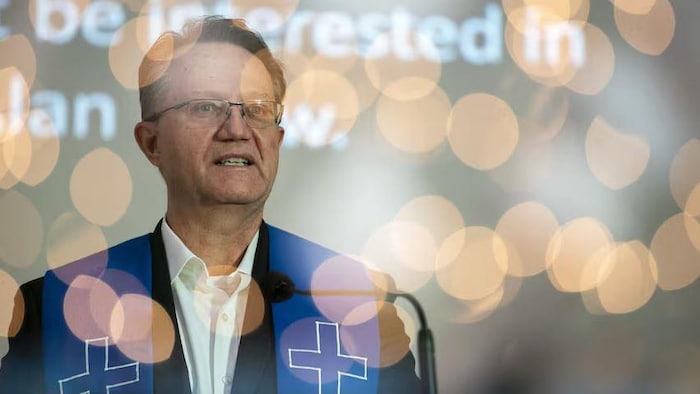 Doug Neufeld regarde devant lui sur une photo avec des jeux de lumière.