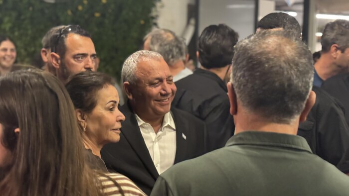 Gadi Eisenkot est photographié avec des partisans.