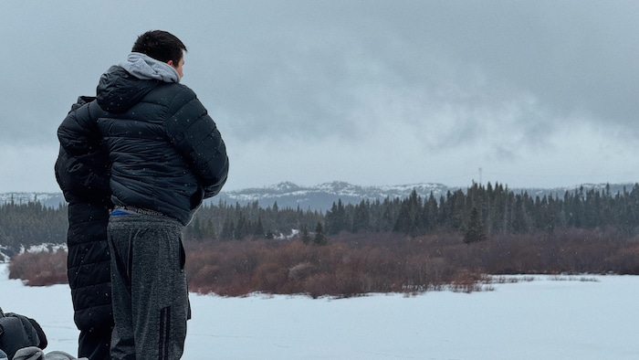 Deux membres de la communauté s'enlacent près du site de l'accident. 