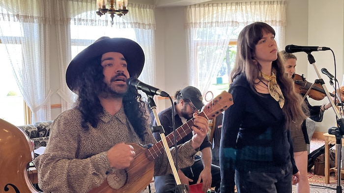 Charles Cantin (gauche) et Valéria De Marre (droite) du groupe El Balcón, en répétition avant leur concert d'ouverture du Festival de la Chanson de Tadoussac.
