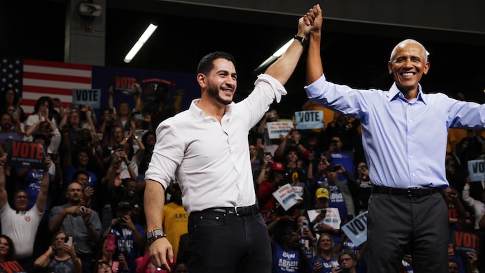 Barack Obama lève le bras d'Abdul El-Sayed.