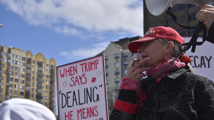 Elaine Weeks parle à la foule.