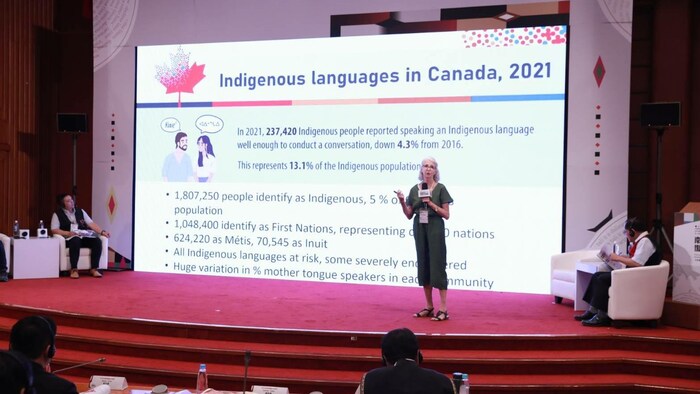 La directrice du Musée canadien des langues, Elaine Gold, fait une présentation devant des Taiwanais.