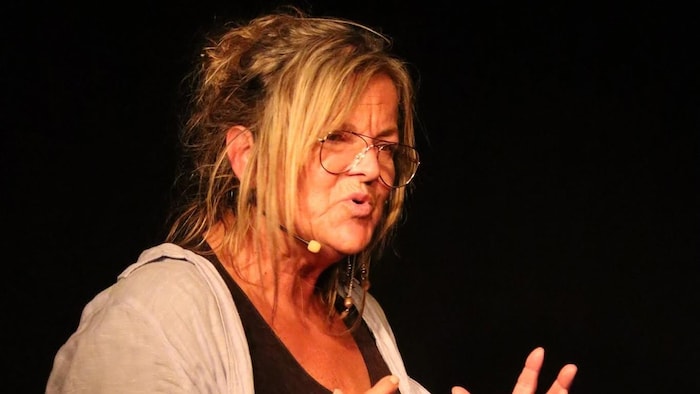 Élaine Richard lors d'un conte.