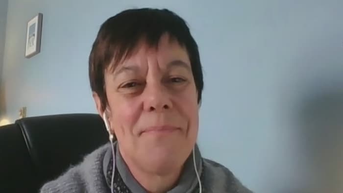 La professeure adjointe en travail social de l’Université de Moncton, Elda Savoie, en visioconférence.