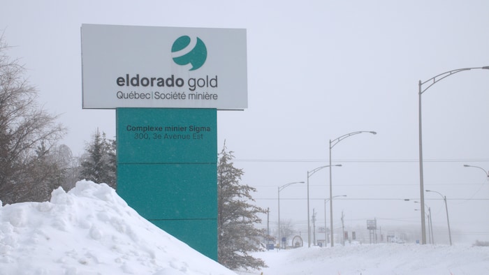 Le panneau d'Eldorado Gold annonçant le complexe miniser Sigma.