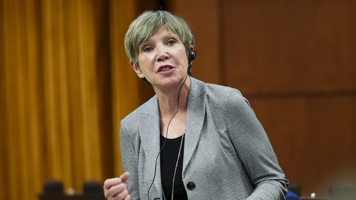 Eleanor Olszewski intervient durant la période des questions à la Chambre des communes à Ottawa, le 30 mai 2025.