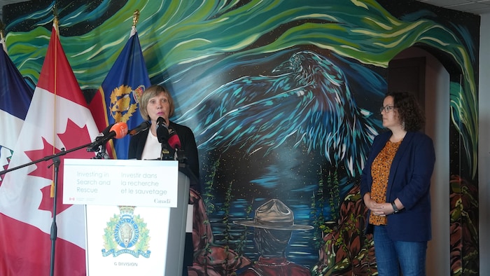 La ministre Eleanor Olszewski au micro, accompagnée de la ministre Rebecca Alty