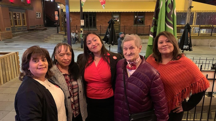 La candidate de Québec solidaire dans Gatineau, Laura Ávalos, au centre, avec des membres de son équipe de campagne.