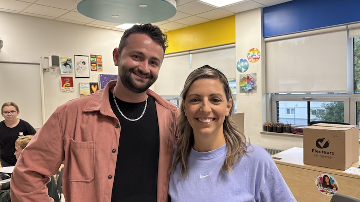 un homme et une femme sourient à la caméra
