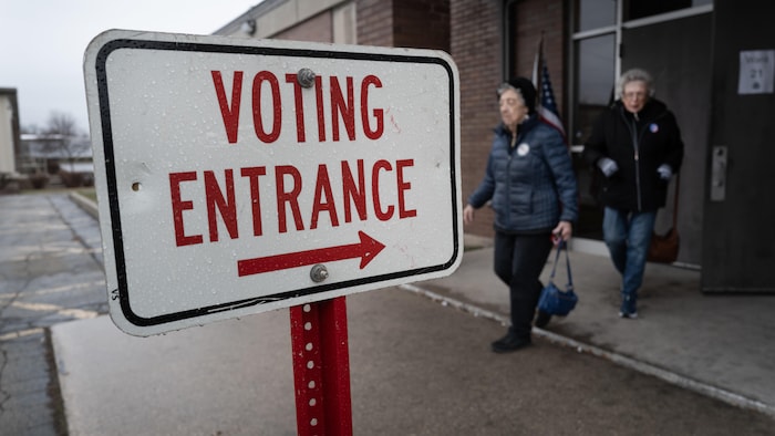 Des électeurs quittent un bureau de vote après avoir voté lors des élections primaires de l'État du Wisconsin.

