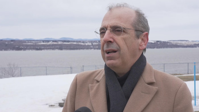 Alain Vallières, devant un cours d'eau.