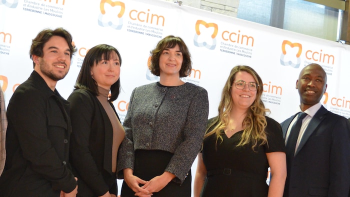 Alex Gagné, Nadia Poirier, Catherine Gentilcore, Virginie Bouchard et Ange Claude Bigilimana posent pour une photo de groupe.