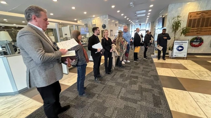 Des candidats font la queue à l’hôtel de ville de London pour déposer leur candidature.