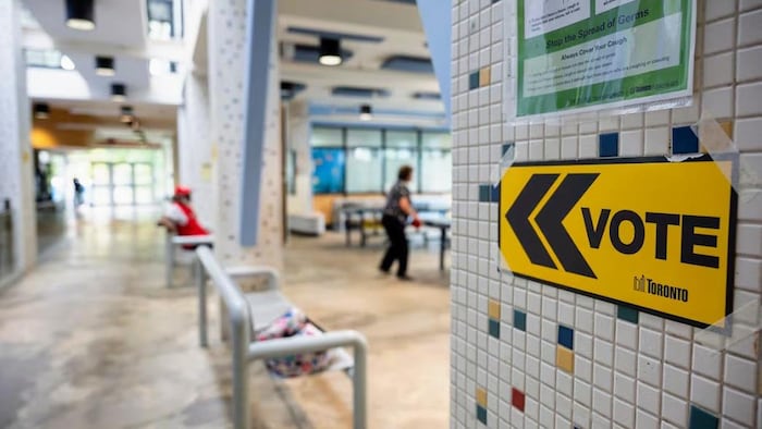 Une affiche jaune indiquant où aller voter dans un centre communautaire de Toronto.