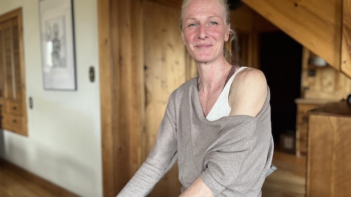 Une femme dans son salon