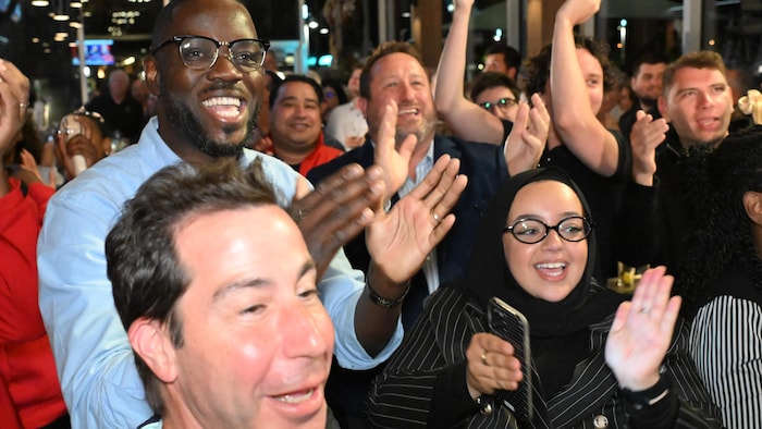 Des partisans du Parti libéral réagissent à la victoire de leur candidat Daniel Gobeil dans la circonscription de Chicoutimi-Le Fjord, à Saguenay, le lundi 31 août 2026.