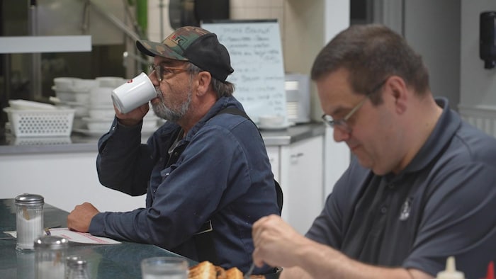 Deux électeurs assis dans un café.