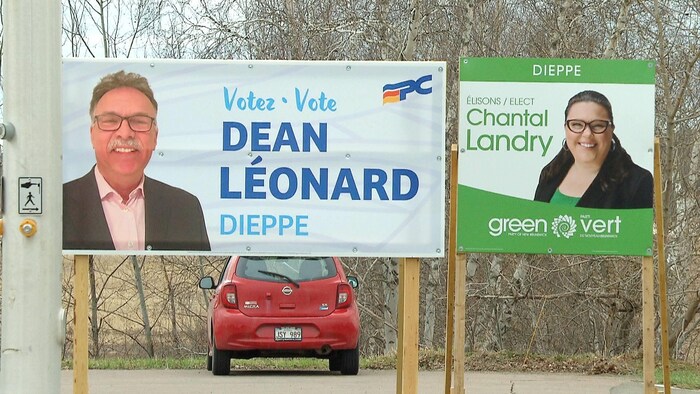 Une pancarte de Dean Léonard du Parti progressiste-conservateur et une pancarte de Chantal Landry du Parti vert. 
