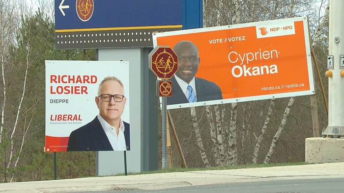Une pancarte de Richard Losier du Parti libéral et une pancarte de Cyprien Okana du NPD.