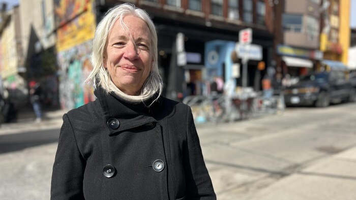 Dominique Russell à l’extérieur dans son quartier.