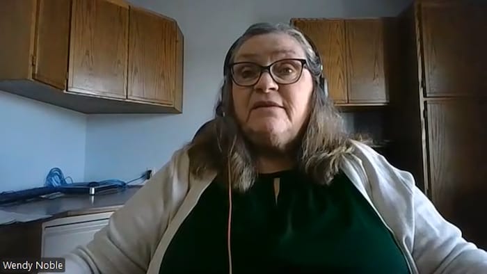 Une dame dans son bureau lors d'une entrevue sur Google Meet.