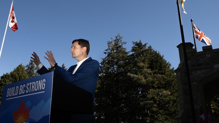 David Eby devant un lutrin en conférence de presse. 
