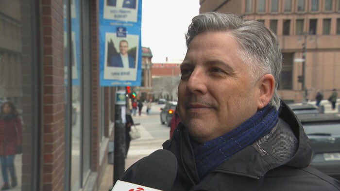 Thierry Giasson en entrevue à Radio-Canada sur la rue Saint-Jean.
