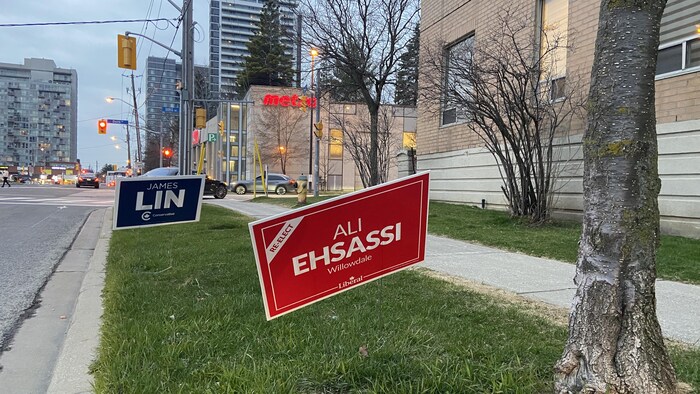 Des pancartes plantées sur un gazon.